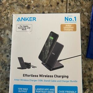 Anker Black Wireless Charger with Cable and Stand